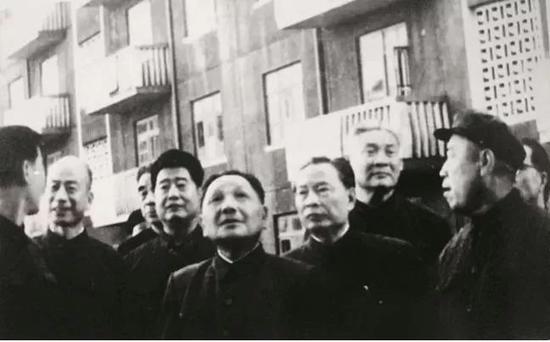 1978年9月20日,邓小平在中共天津市委第一书记林乎加(左二)等陪同下,视察天津市河北区黄纬路居民住宅建设工地