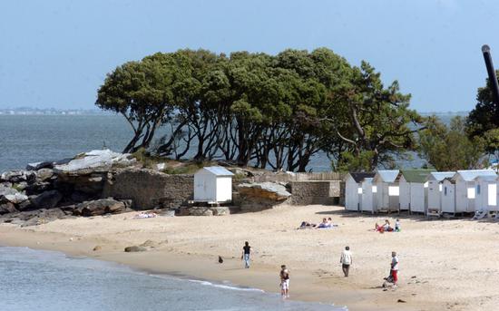 莫挖坑自埋 法国男子沙滩玩耍窒息10余人施救未果