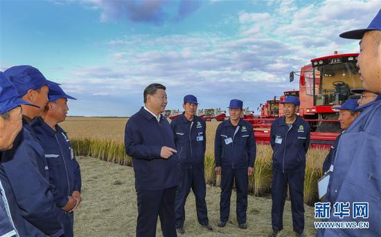 9月25日至28日,中共中央总书记、国家主席、中央军委主席习近平在东北三省考察,主持召开深入推进东北振兴座谈会。这是25日下午,习近平在黑龙江农垦建三江管理局七星农场万亩大地号与农场工人们亲切交谈。 新华社记者 谢环驰 摄