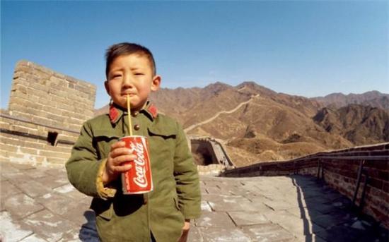 1979年，摄影师詹姆斯·安丹森拍下的长城上喝可乐的小男孩。