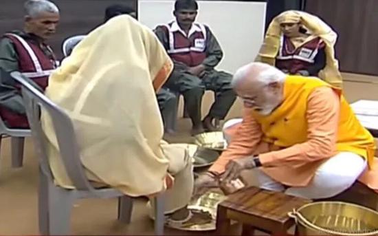 （今年2月，莫迪给印度卫生工人洗脚&nbsp;图源：印度siasat新闻网）