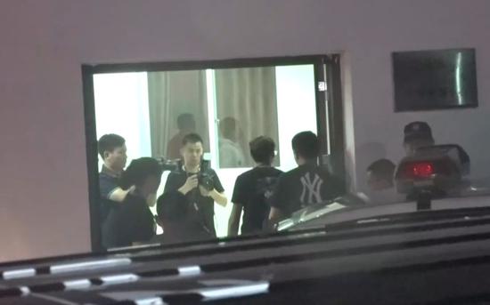 遇难女童父亲赶到象山殡仪馆 身着黑衣一言不发