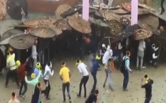 印度举行传统扔石节以取悦神明 超120人被砸伤