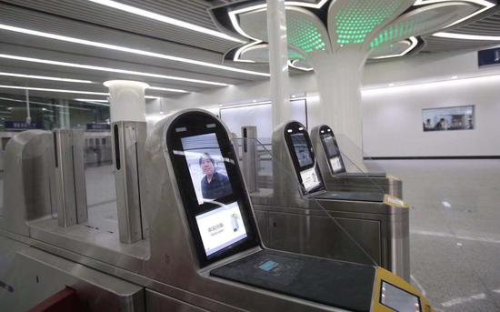 大兴机场线的沿线各站均设置有人脸识别验票设备。摄影/新京报记者 王贵彬