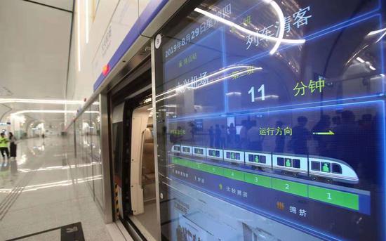 列车屏蔽门上设有车厢拥挤度查询区域。摄影/新京报记者 王贵彬