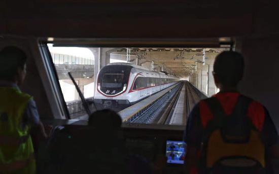 列车驾驶室采用开放式设计。摄影/新京报记者 王贵彬