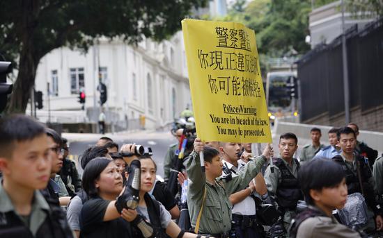 8月31日下午，在一处非法集会现场，警方亮出警示黄牌。