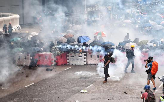 8月31日下午，香港警方使用催泪弹驱散非法集会的人群。