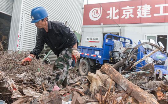 8月6日，四季青建筑垃圾资源化处置点，运来的建筑垃圾混杂着木条、钢筋等大件杂物。新京报记者 陈婉婷 摄