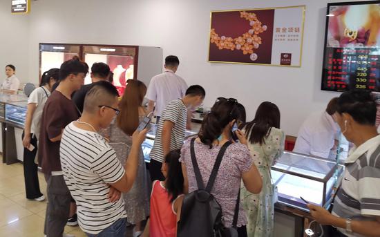 消费者排队购买金饰。 新京报记者 张姝欣 摄