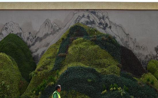 东单西南角的“美丽中国”花坛模拟了祖国秀美山川，具有写意山水画的古典风格。摄影/新京报记者 吴江