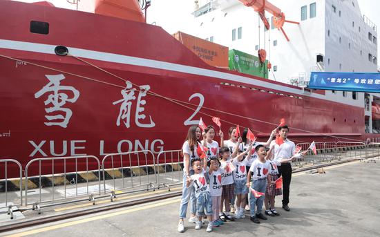 家长“组团”带孩子参观“雪龙2”号，与船合影留念。新京报记者 王嘉宁 摄