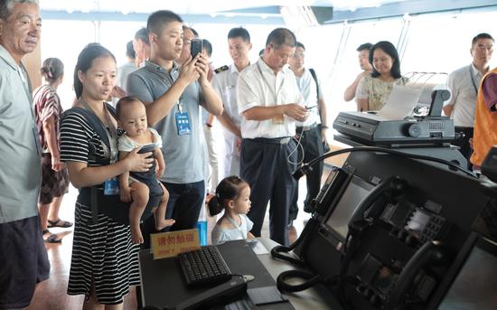 市民在参观“雪龙2”号的驾驶室。新京报记者 王嘉宁 摄