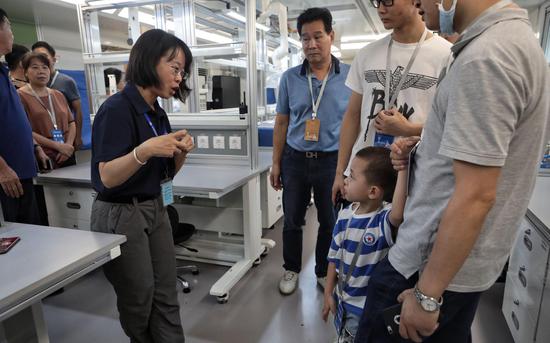 工作人员为观众讲解实验室设备。新京报记者 王嘉宁 摄
