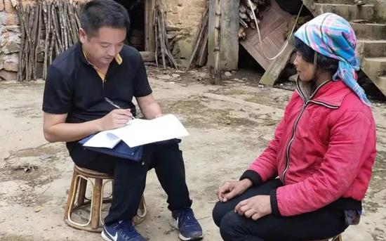 吴志宏生前在扶贫工作中,入户了解建档立卡贫困户家庭情况。图片来源:红河州委宣传部