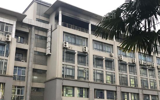 1月6日,材料学院六楼外墙有被烟熏黑的痕迹。新京报记者 向凯 摄