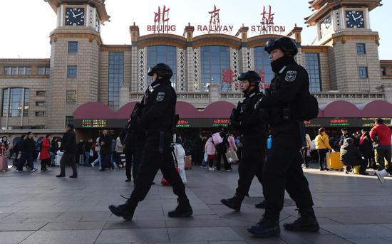 警方在现场巡逻。新京报记者 吴宁 摄