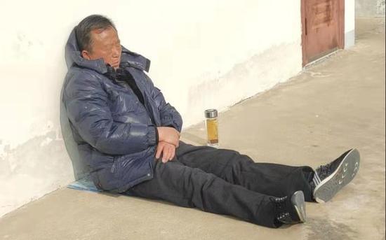 晏乃軍坐在地上睡著瞭。受訪者供圖