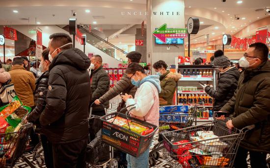 1月23日，超市收银台，付款的人排起了长龙。受访者供图