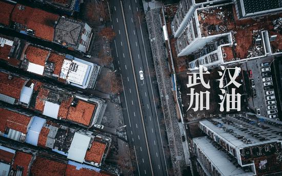 1月27日，疫情期间，武汉空无一人的街道，老白在图片上加上了“武汉加油”的字样。受访者供图