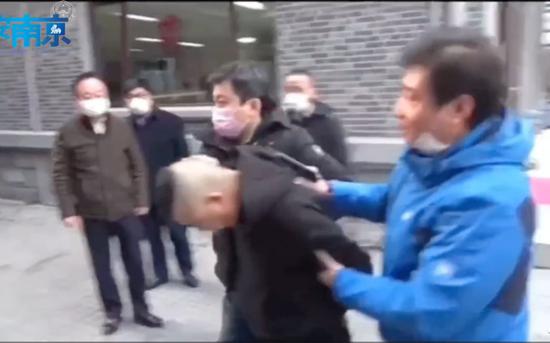 “平安南京”公布的南医大女生被杀案抓捕现场视频。 视频截图