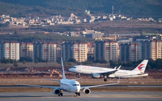 ▲2019年12月5日，一架飞机从昆明长水机场起飞。新京报记者 陶冉 摄