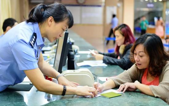 ▲自从2015年9月大陆全面实行电子台胞证后,台湾居民来往大陆更加便利。