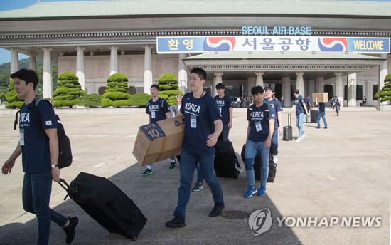 韩国访问团前往首尔机场乘坐专机
