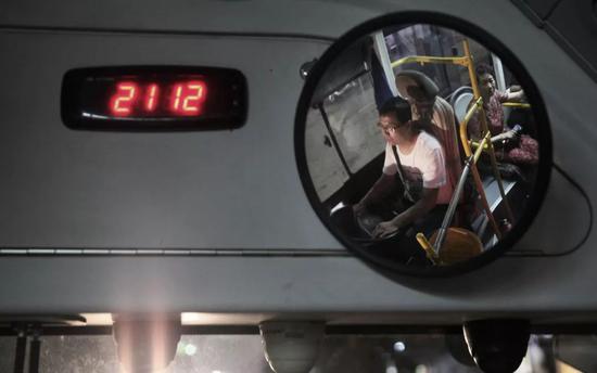 2018年7月11日晚9点多，张海超正在开公交夜班车。新京报记者尹亚飞 摄