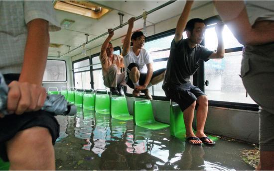 一些城市的排水系统，在暴雨来临时显得很脆弱。图/视觉中国