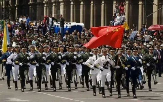 2010年,三军仪仗队赴墨西哥参加阅兵式