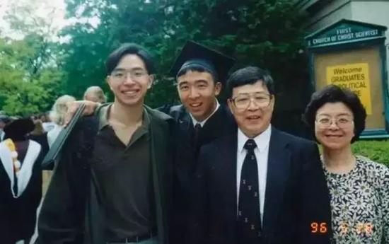 一家四口,左二为杨安泽