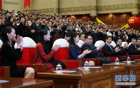 4月16日，朝鲜劳动党委员长、国务委员会委员长金正恩和夫人李雪主在平壤观看中国艺术团演出的芭蕾舞剧《红色娘子军》。 新华社记者 姚大伟 摄