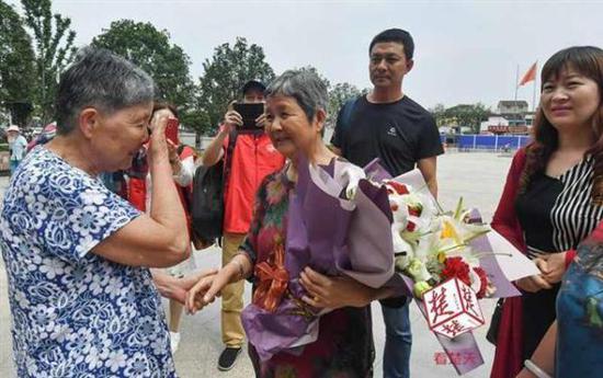 老太10岁时与家人失散 回家的航船等了58年