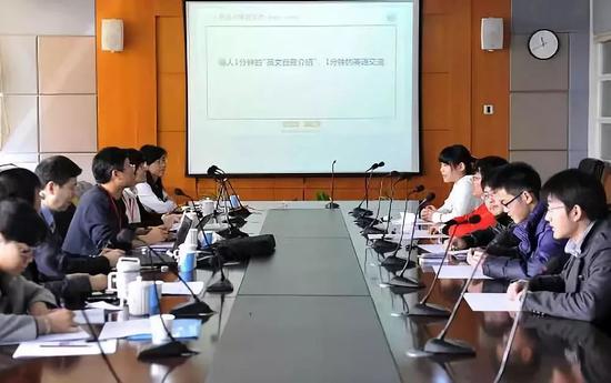 某高校自主招生复试现场。图文无关