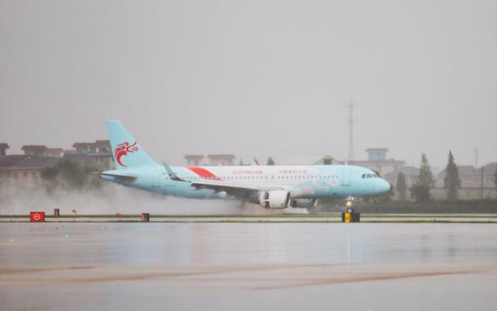 受台风“利奇马”影响停止航班起降后，今日17时54分，杭州萧山国际机场迎来第一个进港航班。受访者供图