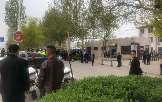 吴学占涉黑团伙案开庭当日,现场拉起了警戒线。 澎湃新闻记者 谭君 图