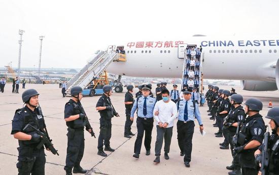 6月7日,大陆警方将台诈骗犯从西班牙押回北京 图自新华社