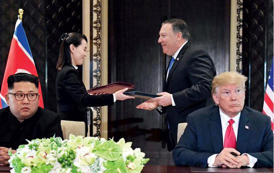 6月12日，在新加坡嘉佩乐酒店，朝鲜最高领导人金正恩（前排左）与美国总统特朗普（前排右）出席签字仪式。后排左为金与正。图/视觉中国