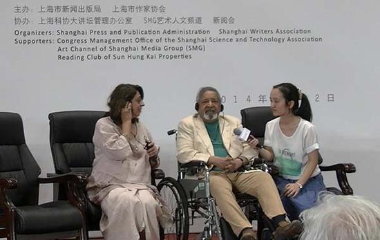 2014年8月，奈保尔（中）和妻子纳迪拉（左）在上海书展参加论坛。 澎湃新闻 寇聪 图