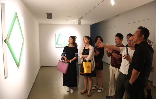 艺术家付帅在作品中运用视觉错觉原理，使观者混淆现实与画面的空间关系，进而发展成为虚拟与现实空间的错位。