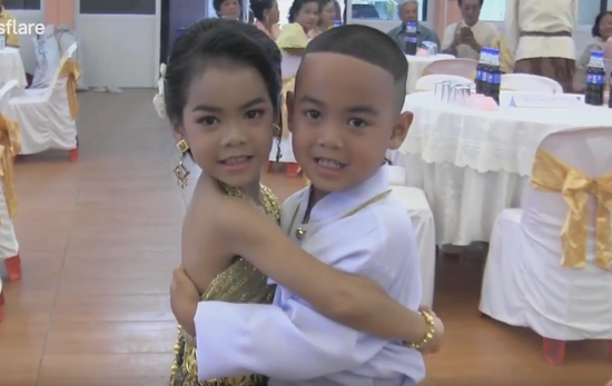 视频：为了“冲喜” 泰国5岁双胞胎兄妹举行隆重仪