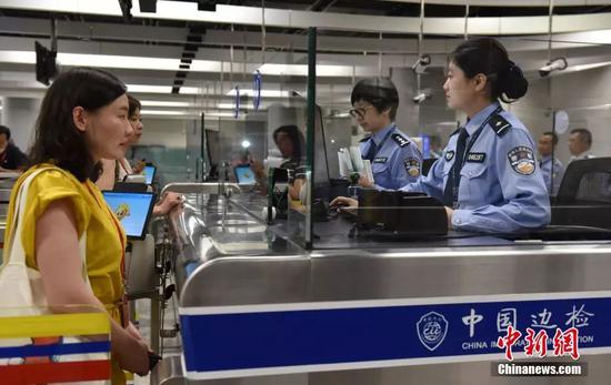 图为首列抵港高铁列车乘客在内地口岸区接受查验通关手续。中新社记者 张炜 摄