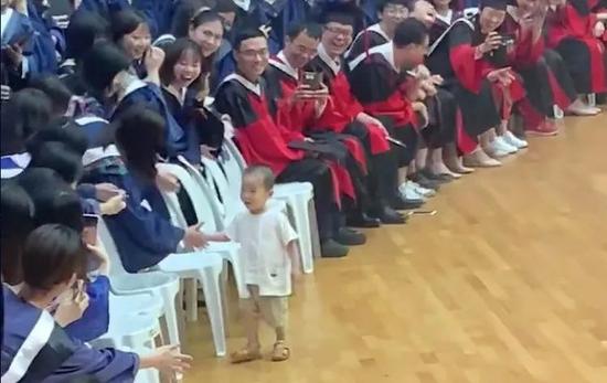 中国宝宝把爸爸毕业典礼变握手会 外国网友被萌化