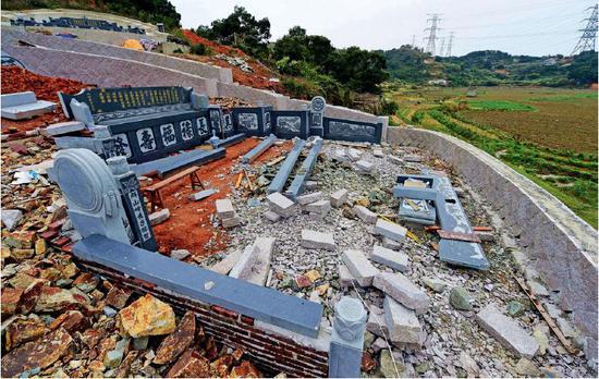 （资料图片）福建省福清市一处翻新修建的豪华墓葬：把祖坟进行豪华装修，“改改风水”。图/新华