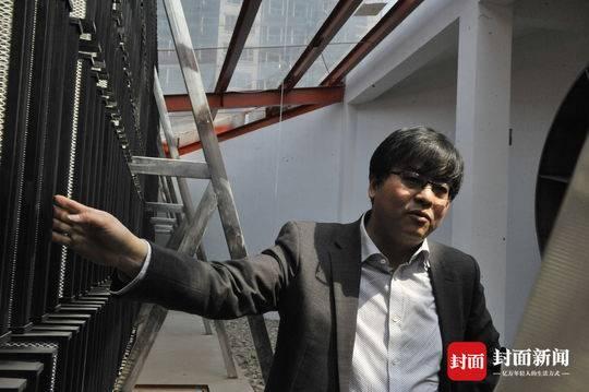 站在过滤网墙前,面对神器说,曹军骥略显尴尬。