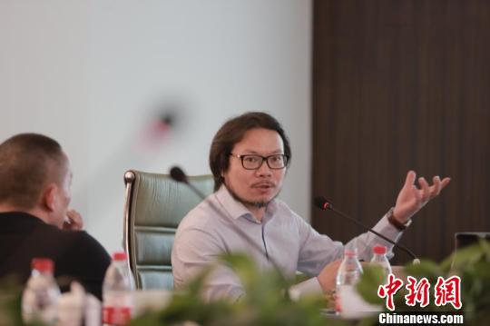 第八届北京国际电影节正在京举行，《中国纪录片发展报告（2018）》17日在京发布。图为中国传媒大学新闻传播学部副学部长、中国纪录片研究中心主任何苏六发布报告。　曾鼐　摄