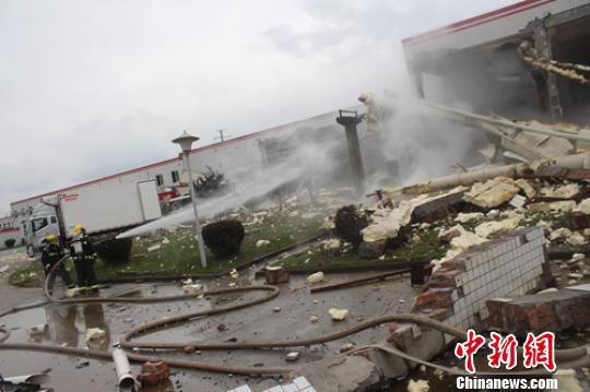 事故现场到处是倒塌的墙体、受损的管道和包装物。　刘忠俊 摄