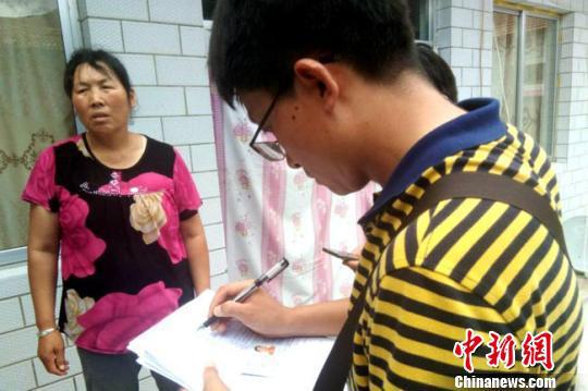 针对房屋裂缝问题,当地官方组织鉴定机构专业人员对房屋质量和地质情况进行鉴定。图为调查组入户调查。 钟欣 摄