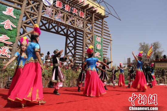 当日，少数民族传统歌舞庆祝农民丰收，祝愿祖国强大。　李昂 摄